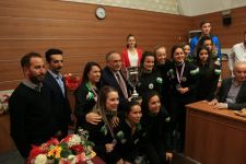 BAŞKAN YILMAZ ŞAMPİYONLARI ÖDÜLLENDİRDİ