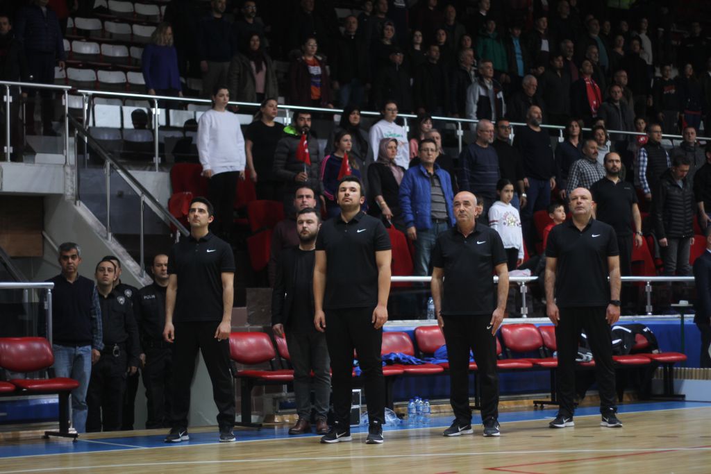 SULTANLARIMIZ LİDERE DİŞ GEÇİREMEDİ
